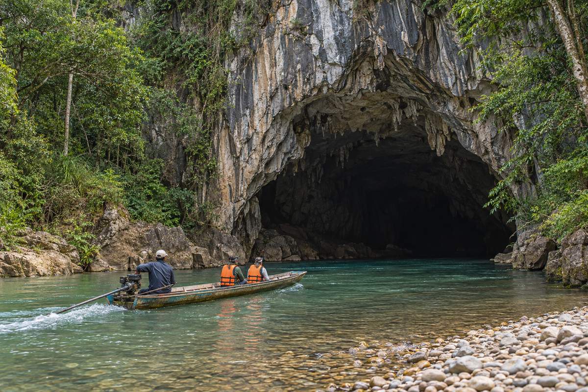 Pirogue dans la grotte de Kong Lor
